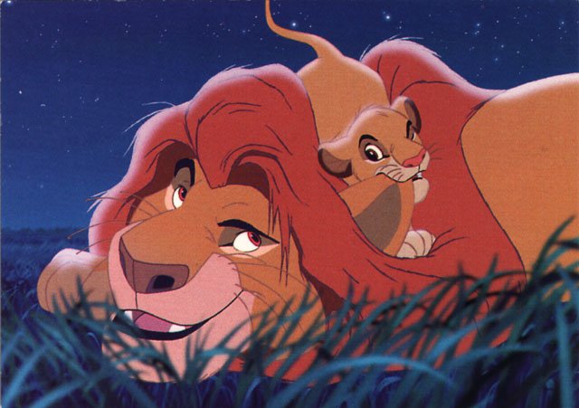 Un lionceau joue avec son père, nous rappelant Simba avec Mufasa dans